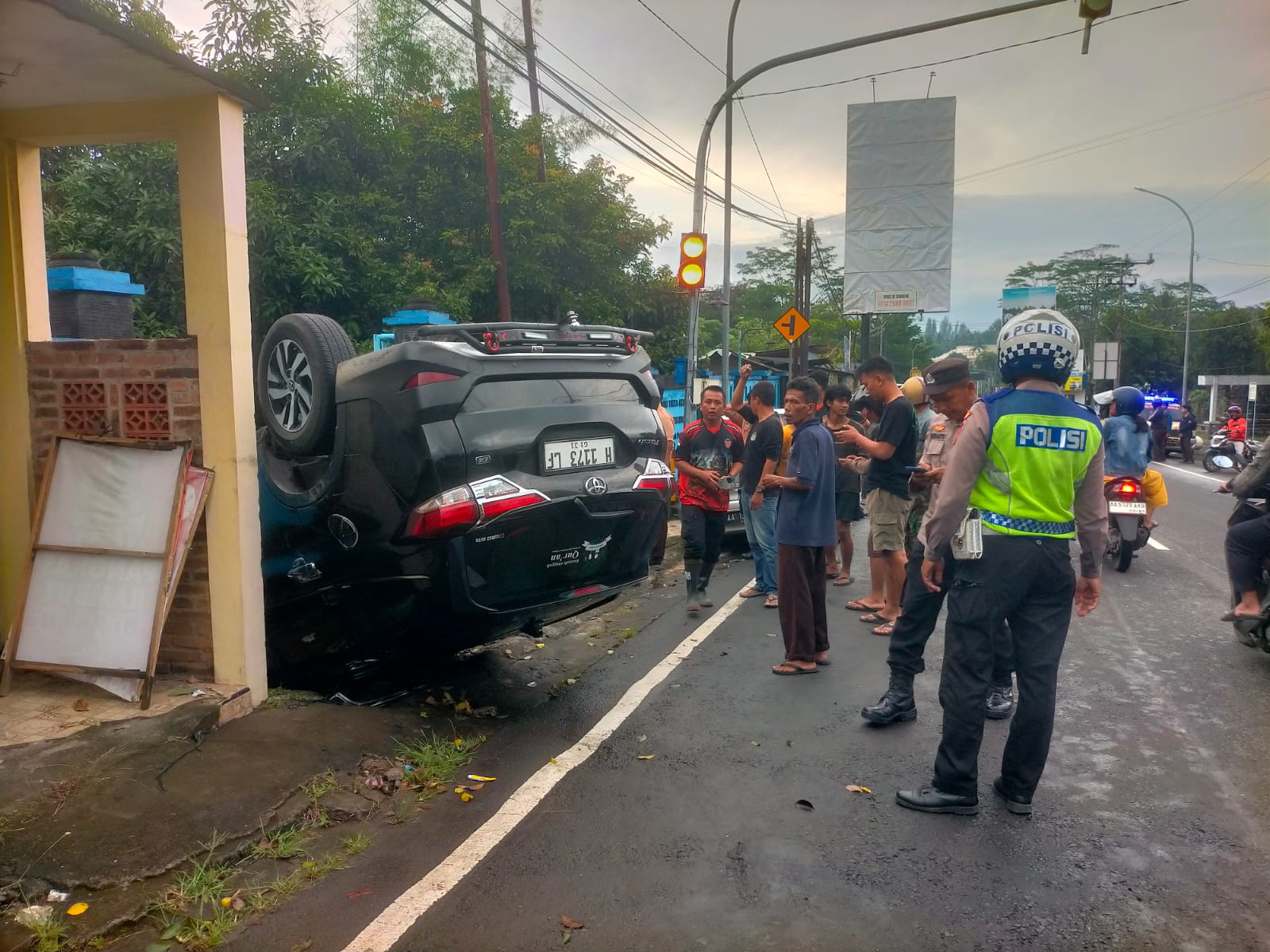 Mobil Toyota Rush terbalik setelah bertabrakan dengan mobil Nissan Livina di Borobudur.