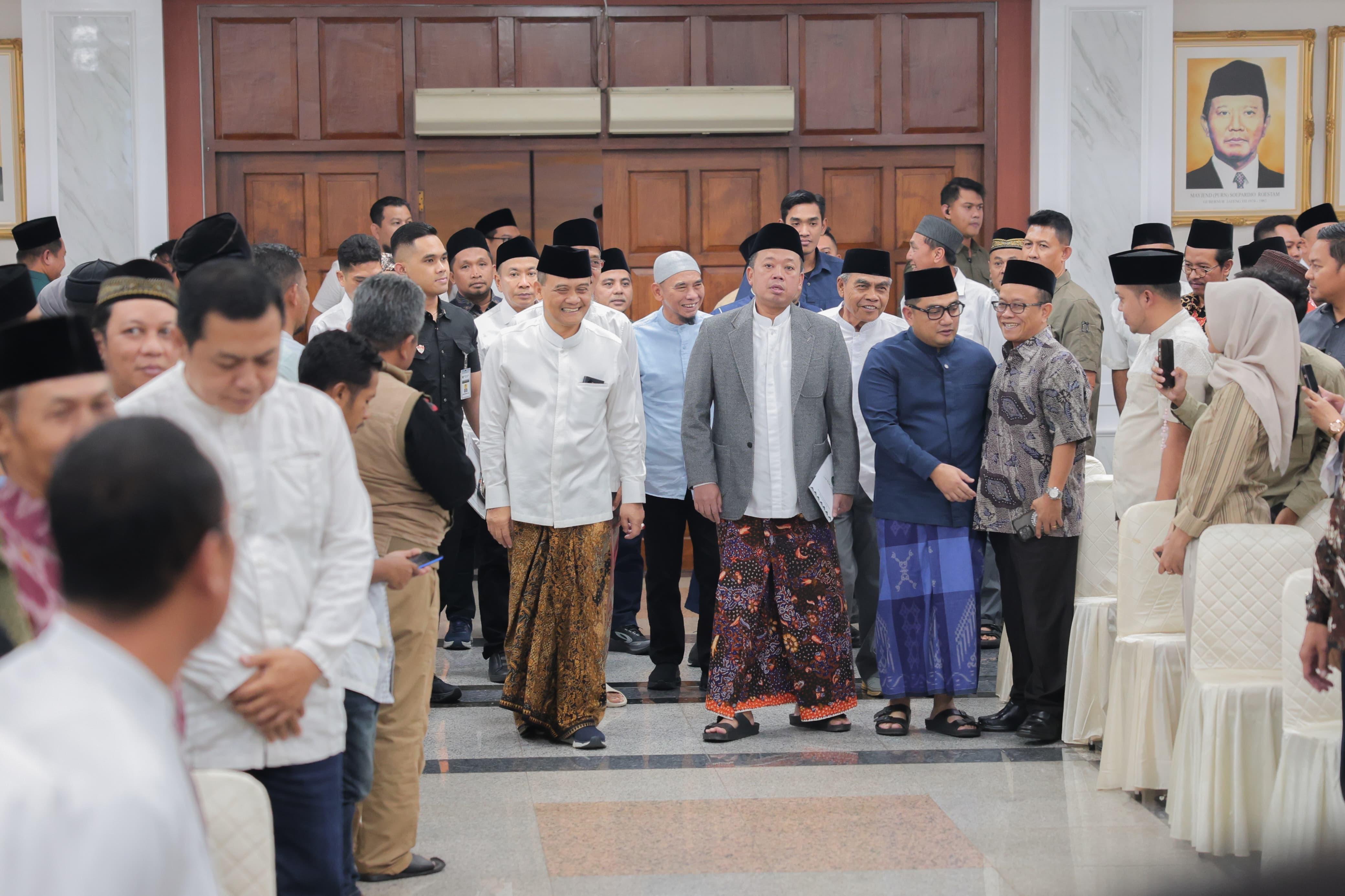 Gubernur Ahmad Luthfi dalam Safari Ramadan dan buka puasa bersama di Gradhika Bhakti Praja di Sabtu (7/3/2026) dihadiri Ketua Komisi II DPR RI, Rifqinizamy Karsayuda dan Menteri ATR BPN Nusron Wahid.