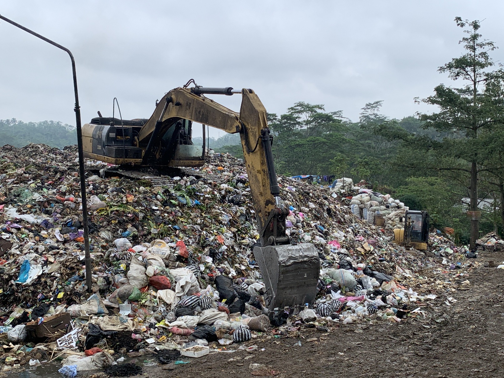 Kondisi TPA Sanggrahan di Kranggan, Temanggung, yang sebenarnya sudah melebihi dari daya tampung. 