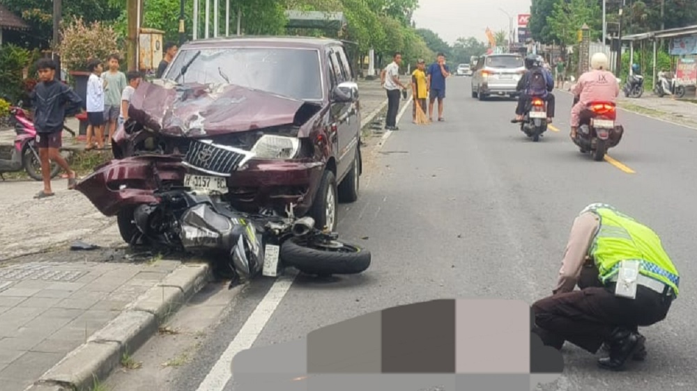 Petugas Satlantas Polresta Magelang saat melakukan olah TKP kecelakaan di Jligudan, Desa Borobudur, Senin (9/3/2026).  &nbsp;