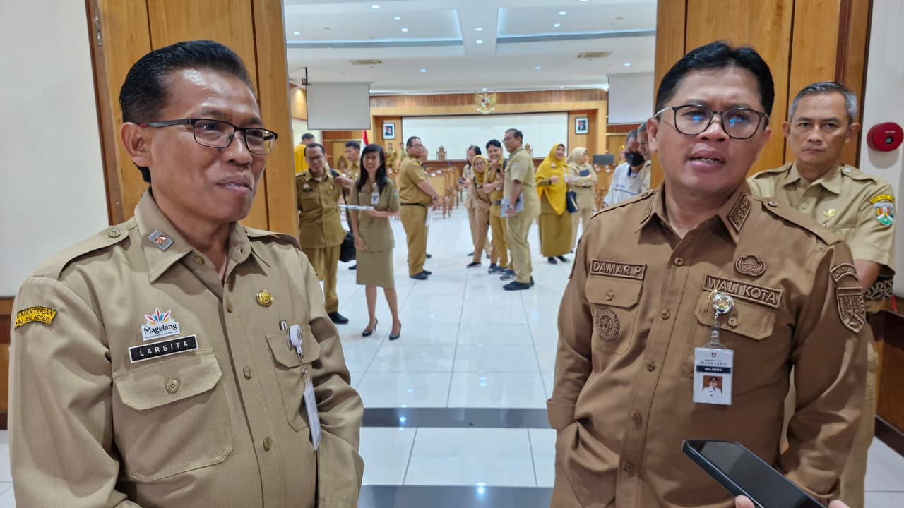 Wali Kota Magelang Damar Prasetyono dan Pj Sekda Kota Magelang Larsita usai hadir dalam FKP lingkup Setda Kota Magelang, Senin (9/3/2026).