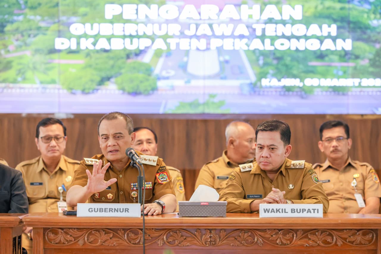 Gubernur Ahmad Luthfi saat memberikan pengarahan kepada jajaran Pemerintah Kabupaten Pekalongan di Aula Sekretariat Daerah Kabupaten Pekalongan, Senin (9/3/2026).