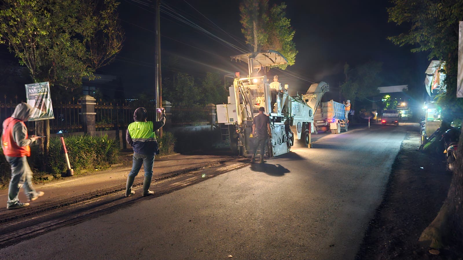 Jalur utama menuju kawasan wisata Dieng diperbaiki untuk menyambut wisatawan dan pemudik Lebaran. 