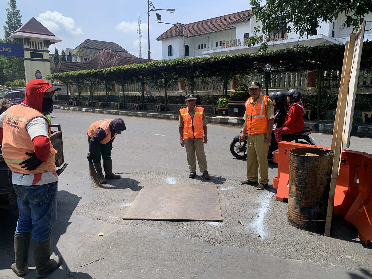 Petugas DPUPR saat melakukan pemeliharaan berupa penambalan jalan berlubang di depan kantor Setda Temanggung, Senin (9/3/2026).