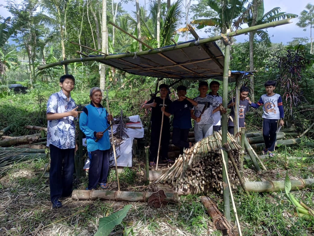 Kegiatan pagi hari ikut berkebun wali asuh.