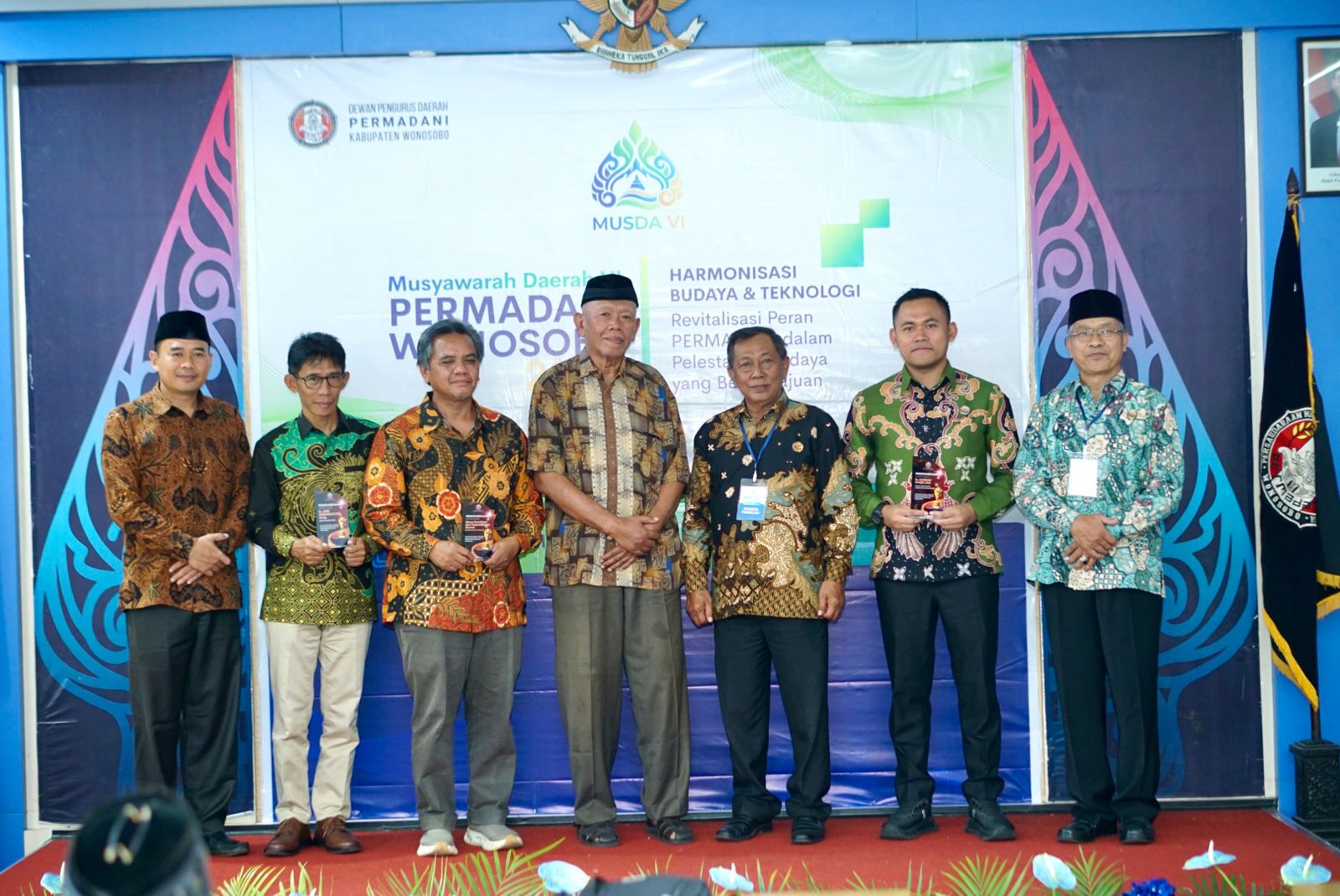 Sejumlah tokoh mendapatkan penghargaan dari Permadani Wonosobo dalam Musda VI di aula kantor Arpusda, Minggu (8/3/2025).