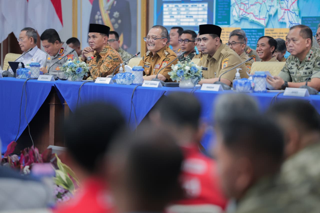 Gubernur Ahmad Luthfi memimpin rapat koordinasi lintas sektoral bersama bupati dan wali kota beserta forkopimda se-Jawa Tengah di gedung Gradhika Bhakti Praja Semarang, Senin (9/3/2026). 