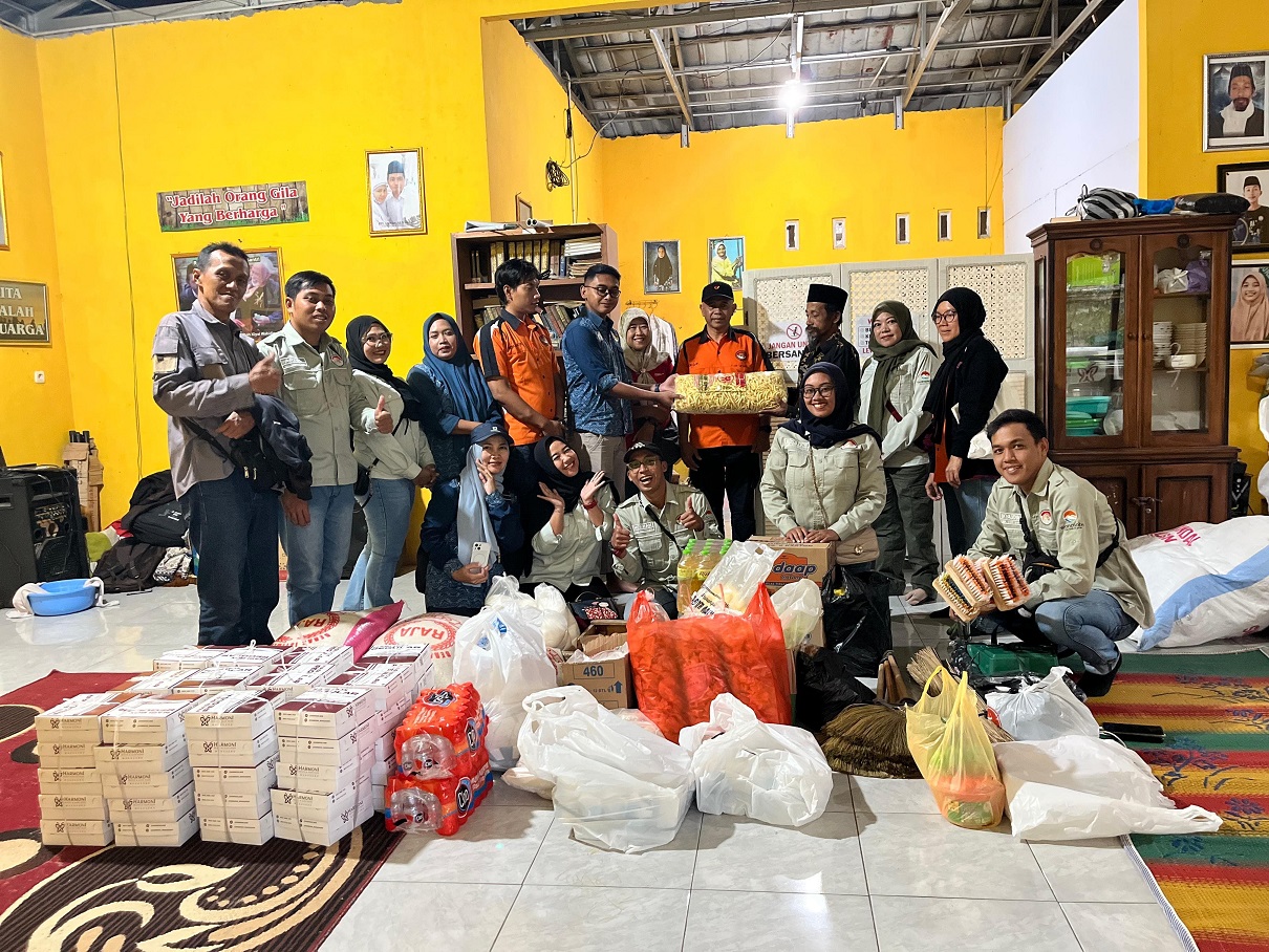 Himpunan Pramuwisata Indonesia Kabupaten Wonosobo menyerahkan bantuan di Ponpes Darul Majnun di Desa Mergosari, Kecamatan Sukoharjo.