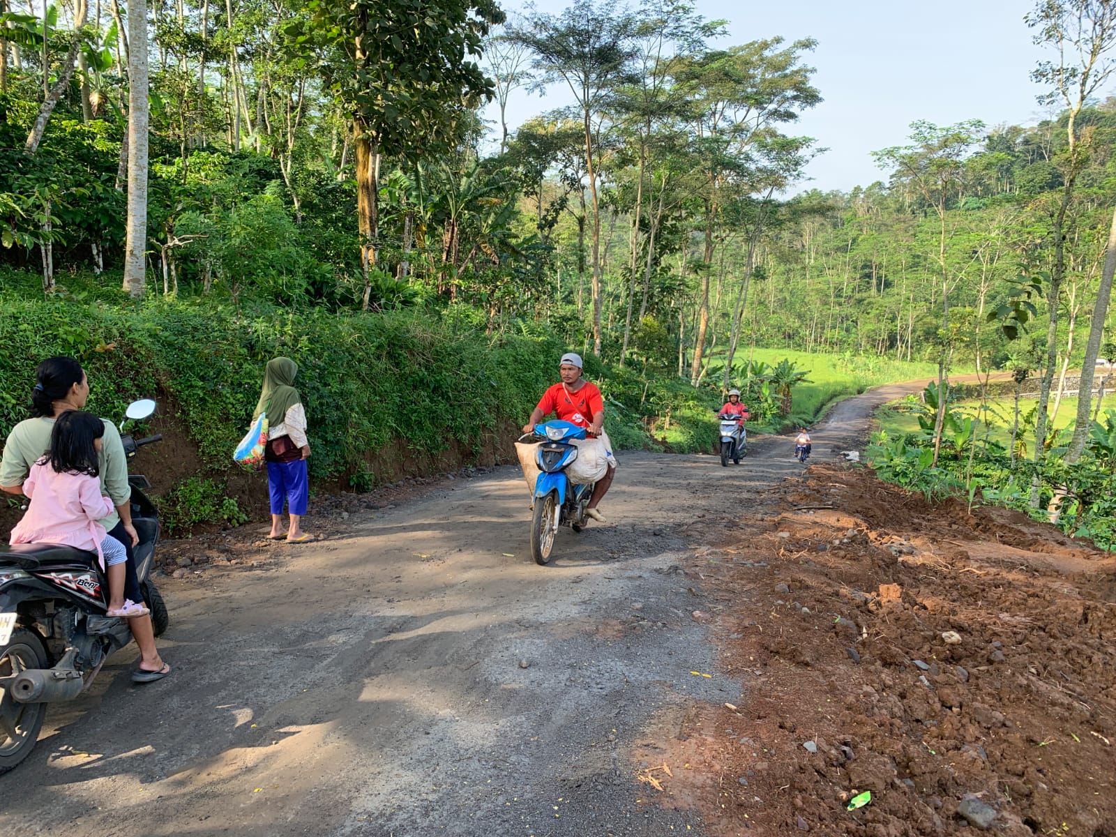 Warga Desa Ngadisepi menjajal trase jalan baru yang telah dibangun Pemkab Temanggung sebagai alternatif dari jalan yang terputus longsor.