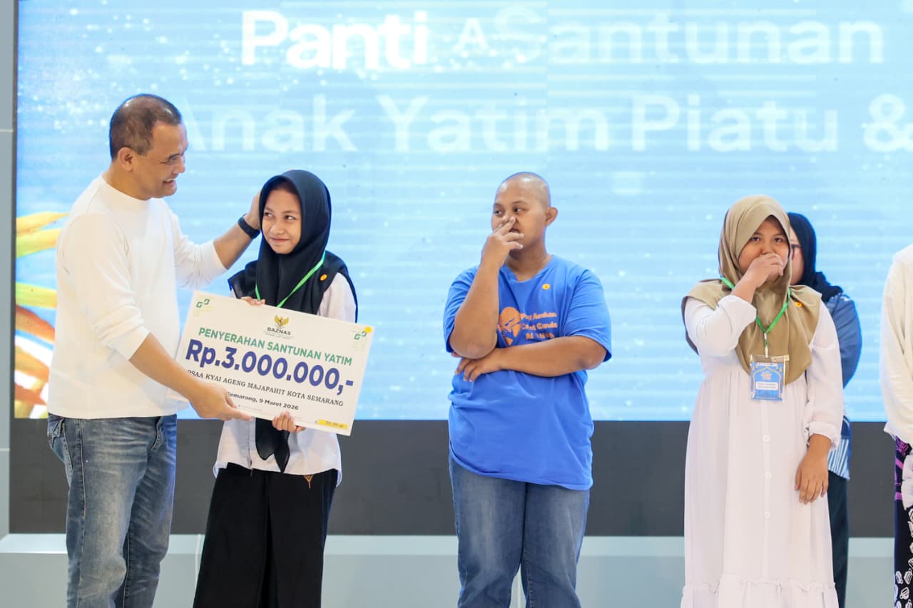 Gubernur Jateng Ahmar Luthfi menyerahkan santunan kepada anak yatim dari Baznas Provinsi Jawa Tengah dalam kegiatan Pasar Takjil Ramadan 2026 di Wisma Perdamaian, Senin (9/3/2026). 