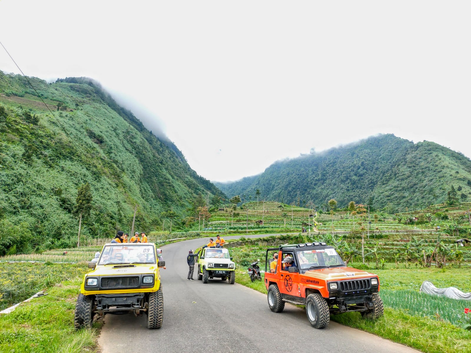 Wisatawan menikmati keindahan alam di Dataran Tinggi Dieng Wonosobo dengan jeep. Menyambut libur Lebaran, berbagai destinasi wisata di Wonosobo berbenah.  