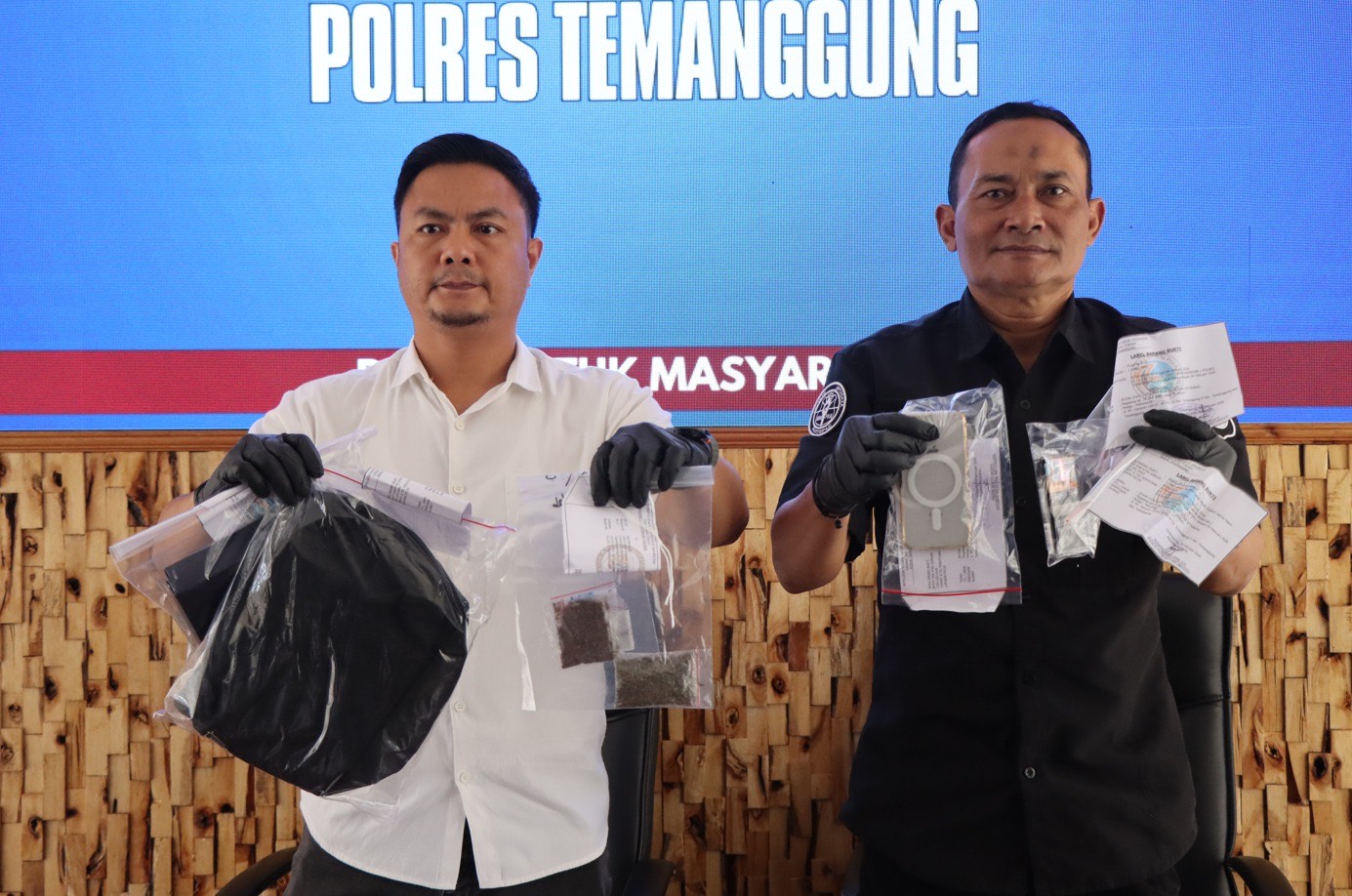 Satresnarkoba Polres Temanggung menunjukkan barang bukti narkoba yang disita dari tersangka warga Bengkal, Kecamatan Kranggan.