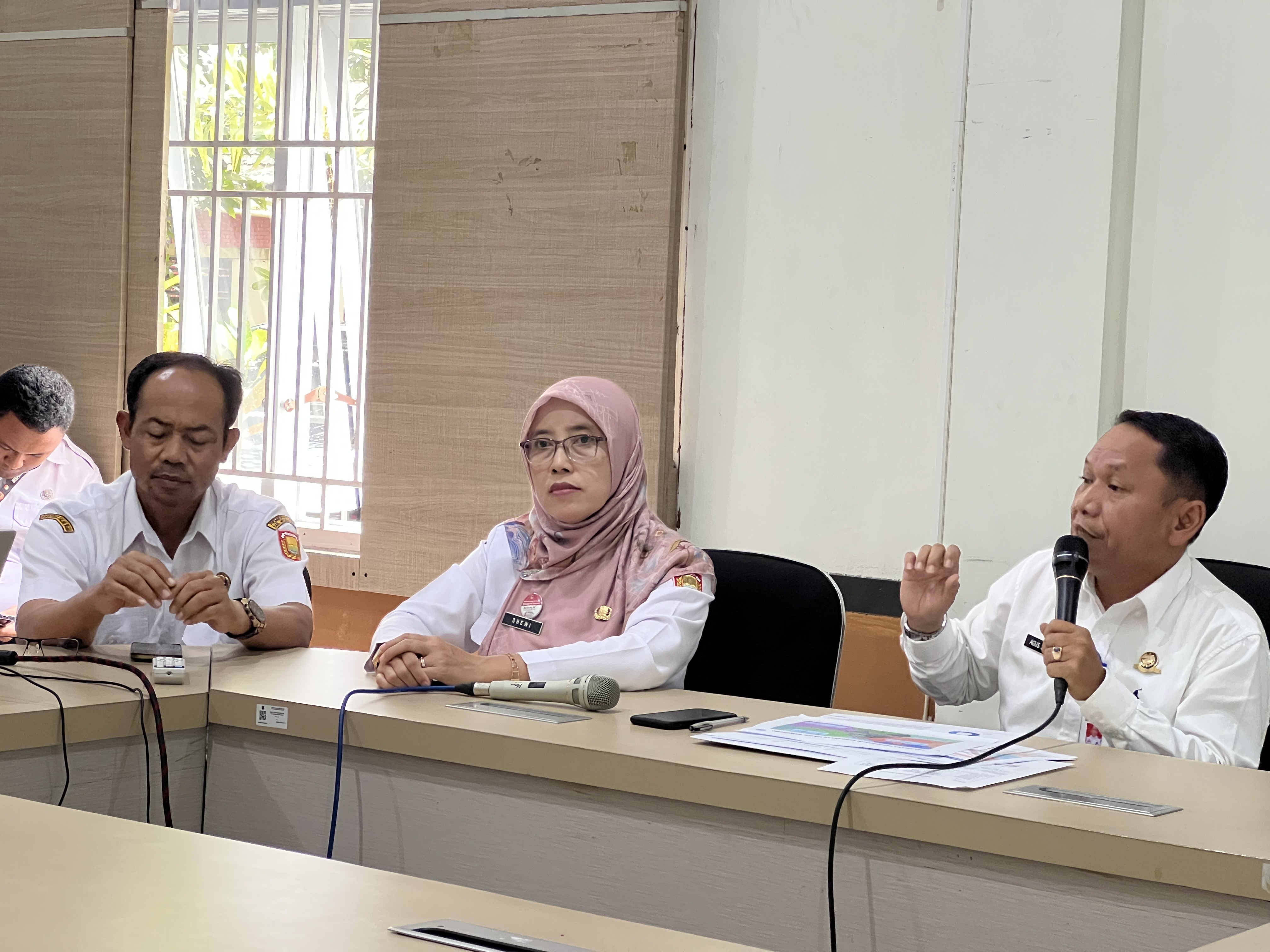 Kepala Disperkimhub Agus Susanto (kanan) bersama Kepala Diskominfo Khristiana Dhewi dan Kabag Prokompim Joko Widodo dalam konferensi pers Rabu (4/3/2026). 