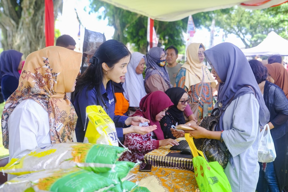 Warga Kota Magelang menyerbu Pasar Murah dan Bazar UMKM yang digelar di Alun-alun Kota Magelang, Rabu (11/3/2026).