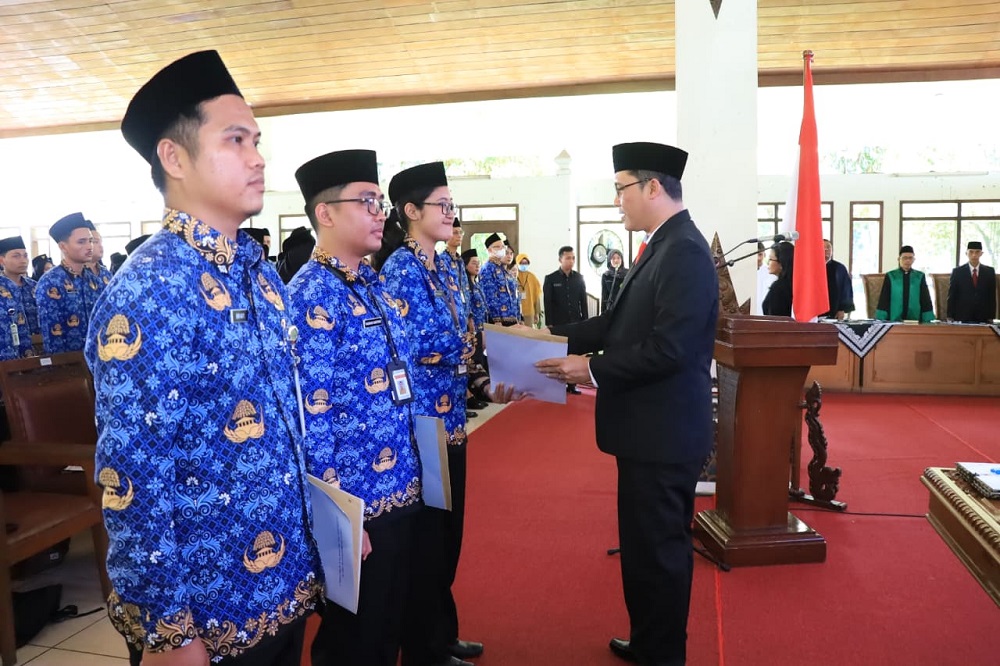 Bupati Magelang Grengseng Pamuji saat penyerahan SK 224 PNS baru di Pemkab Magelang.