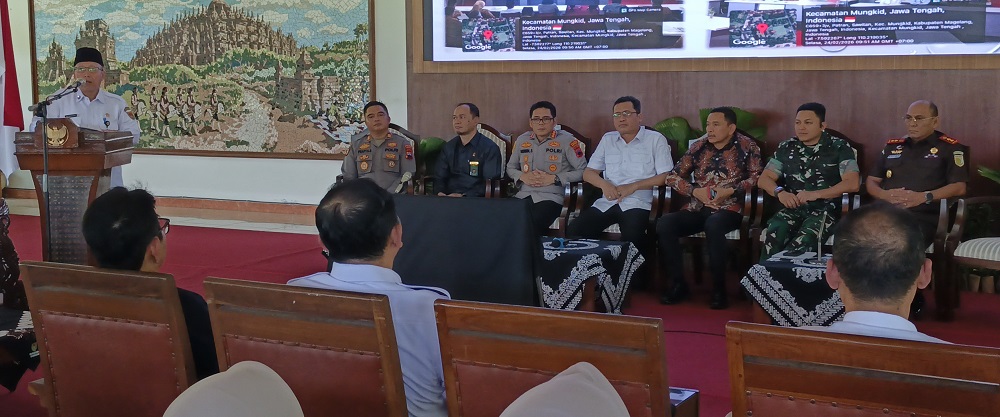 Sekda Kabupaten Magelang Adi Waryanto saat rapat koordinasi terpadu persiapan lebaran yang dihadiri.Bupati Magelang Grengseng Pamuji.