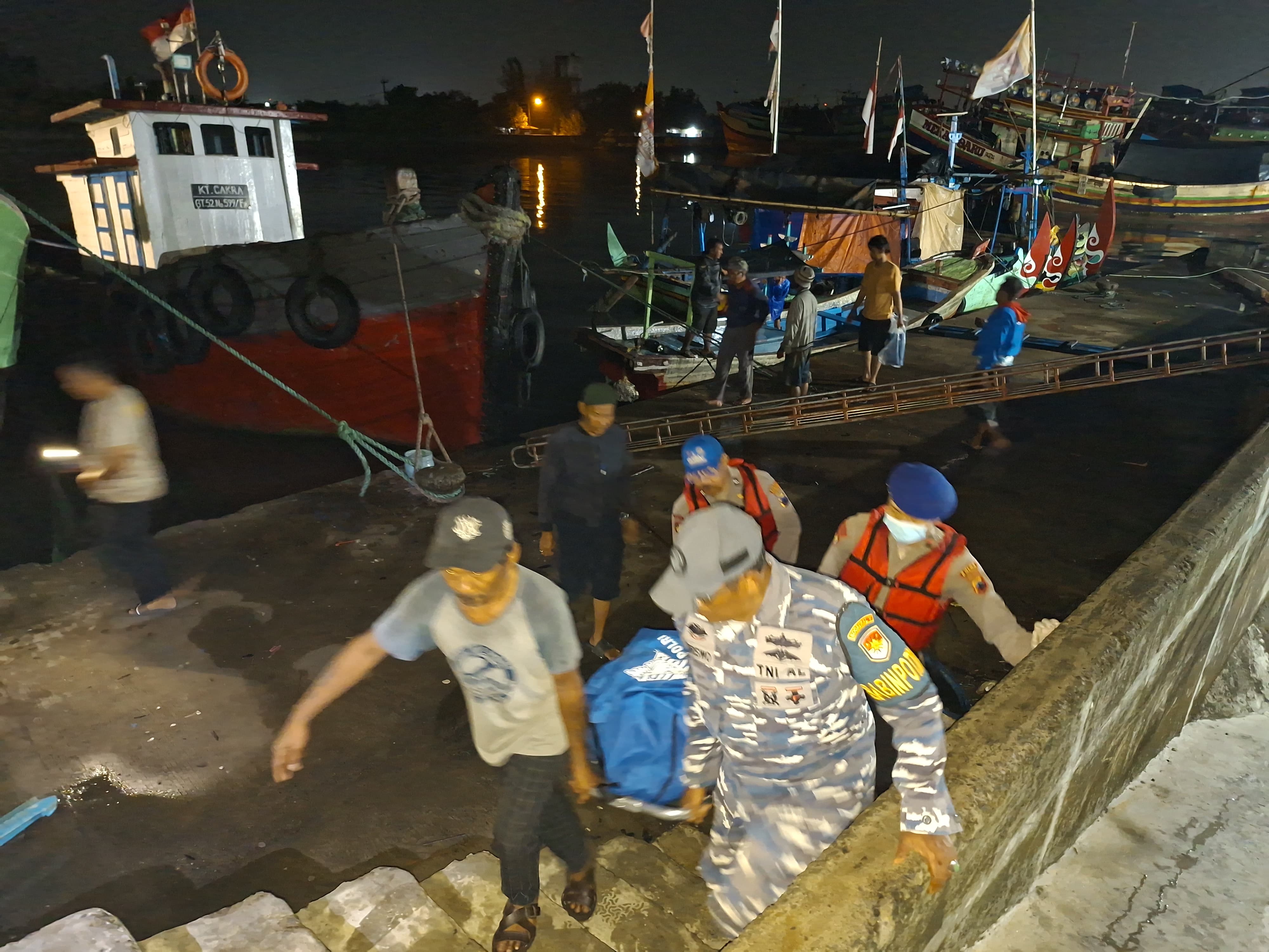 Tiga anak buah kapal (ABK) kapal dilaporkan meninggal dunia akibat mengalami kecelakaan kerja saat  membersihkan tangki emergency fire.
