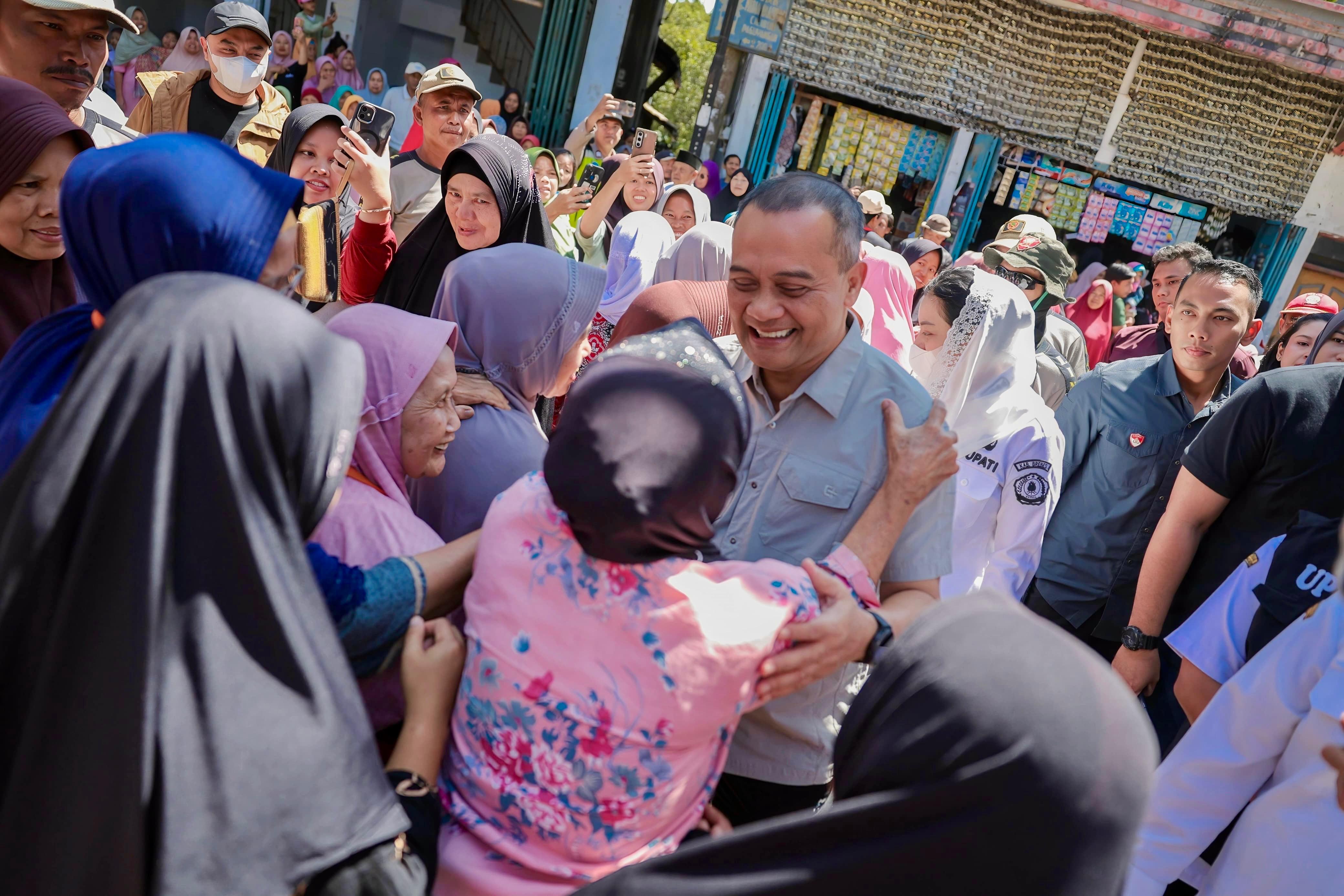  Gubernur Jawa Tengah Ahmad Luthfi berkunjunh ke lokasi longsor di Desa Cilibur, Kecamatan Paguyangan, Kabupaten Brebes, Rabu (11/3/2026).