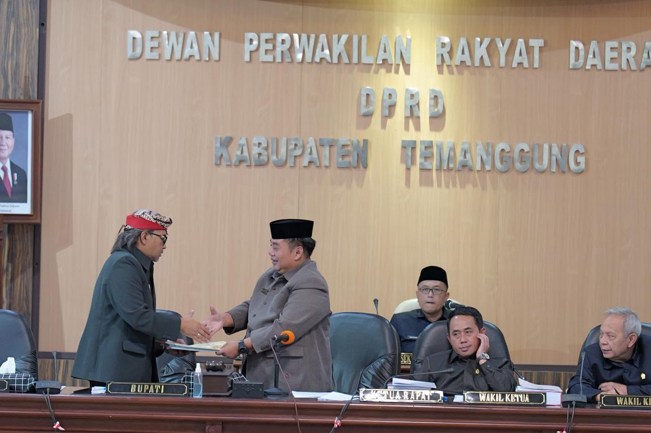 Bupati Temanggung Agus Setyawan menyerahkan dokumen LKPJ kepada Ketua DPRD Yunianto dalam sidang paripurna, Rabu (11/3/2026).