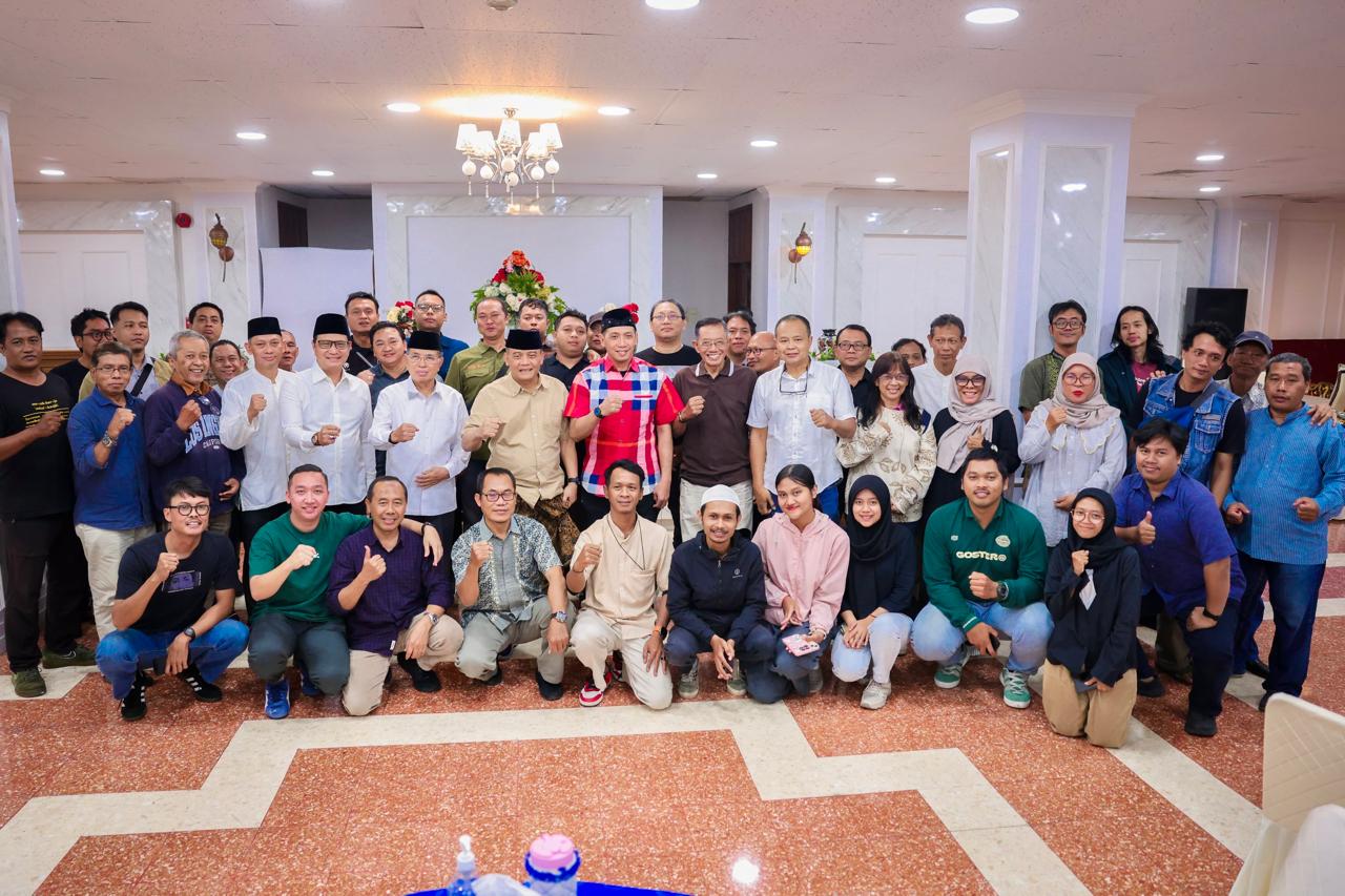 Gubernur Ahmad Luthfi foto bersama usai silaturahmi dan buka puasa bersama dengan wartawan di Gedung Gradhika Bhakti Praja, Semarang, Selasa (10/3/2026).