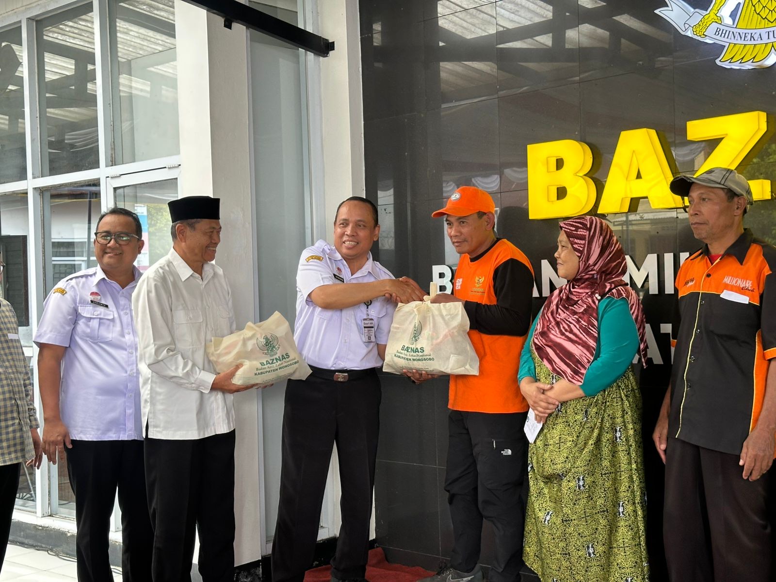 taf Ahli Bupati Bidang Pemerintahan, Hukum, dan Politik Satriyatmo menyerahkan bantuan dari Baznas Wonosobo kepada penerima manfaat, Rabu (11/3/2026).