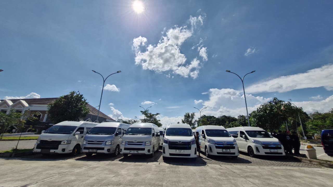 Ratusan mobil Hiace Magelang Raya berkumpul di MAJT untuk kopdar dan berbagi takjil.  