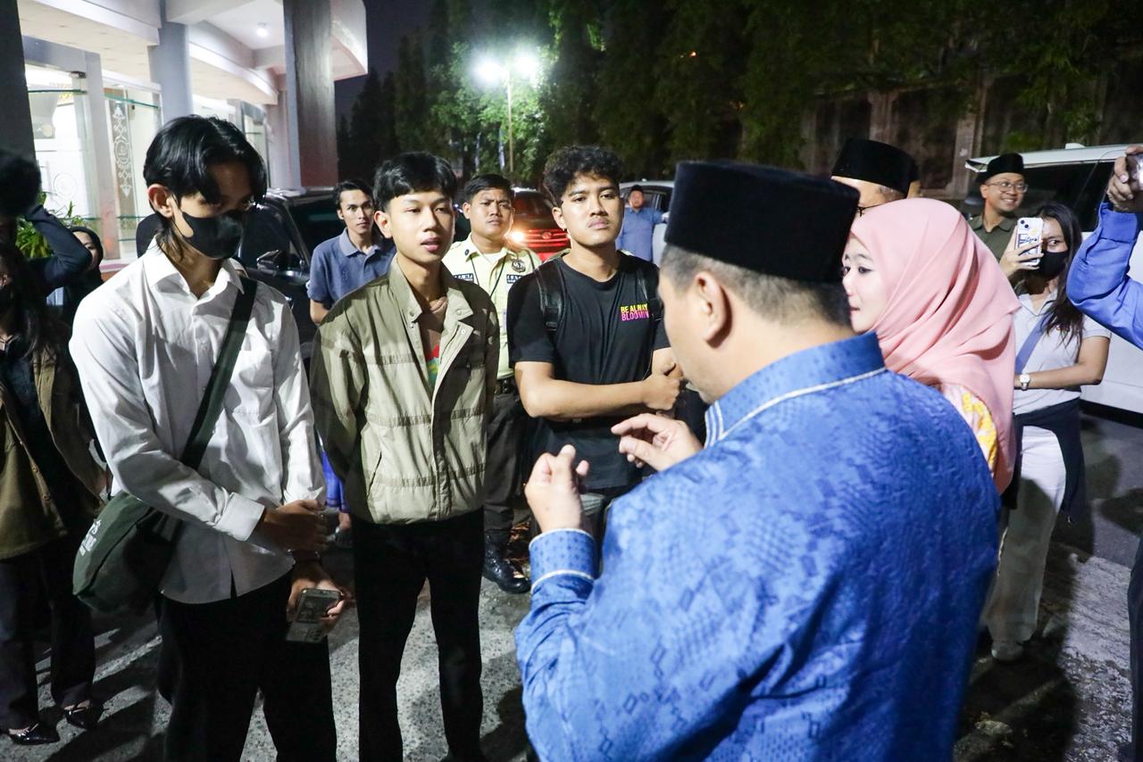 Belasan mahasiswa UNS sempat menghadang Wakil Gubernur Jawa Tengah, Taj Yasin Maimoen, usai mengisi Kuliah Ramadan di Masjid Nurul Huda UNS, Selasa (10/3/2026). 