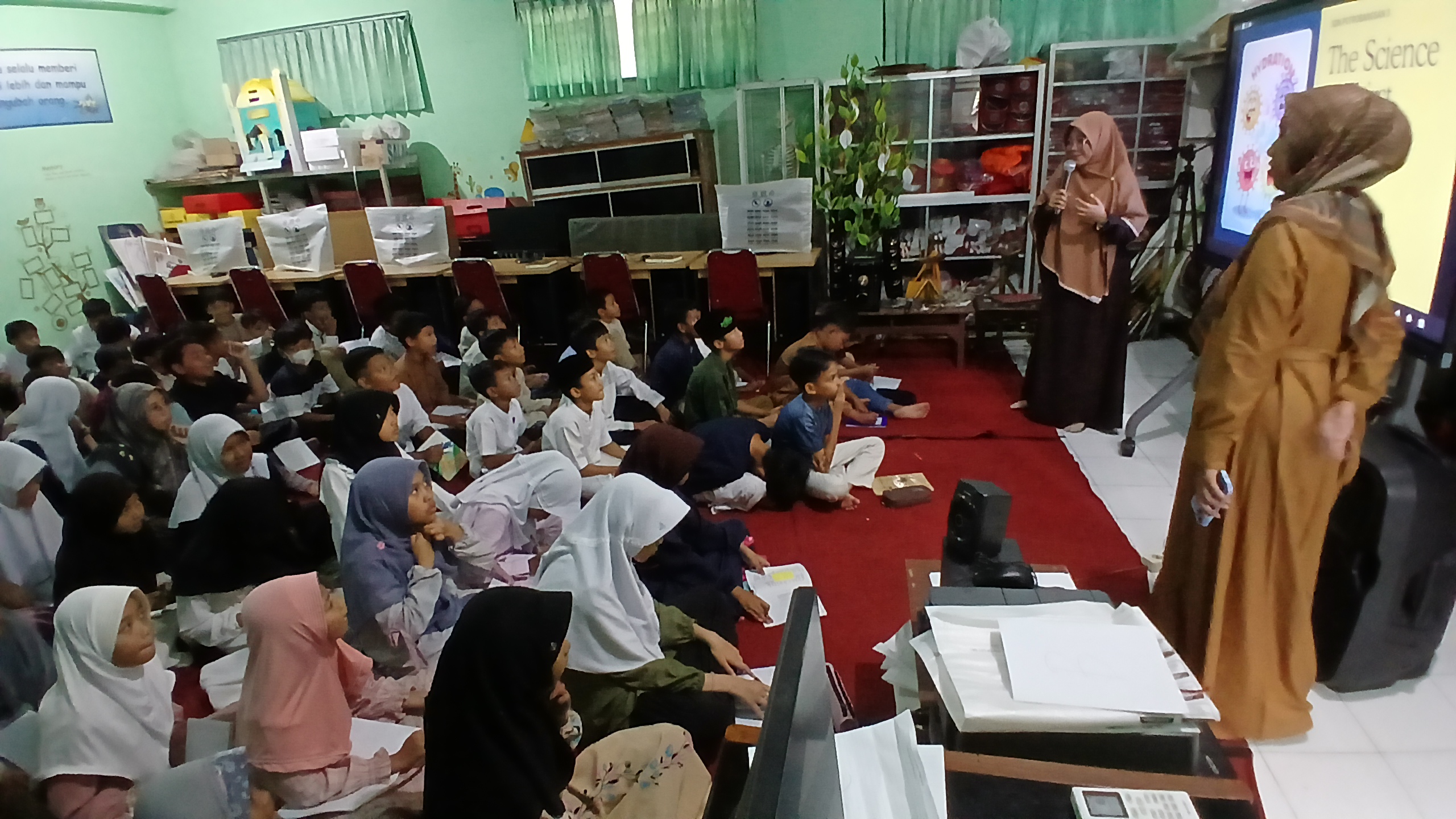 Siswa-siswi SDN Potrobangsan 3 Kota Magelang mengikuti Pesantren Ramadan di sekolahnya. 