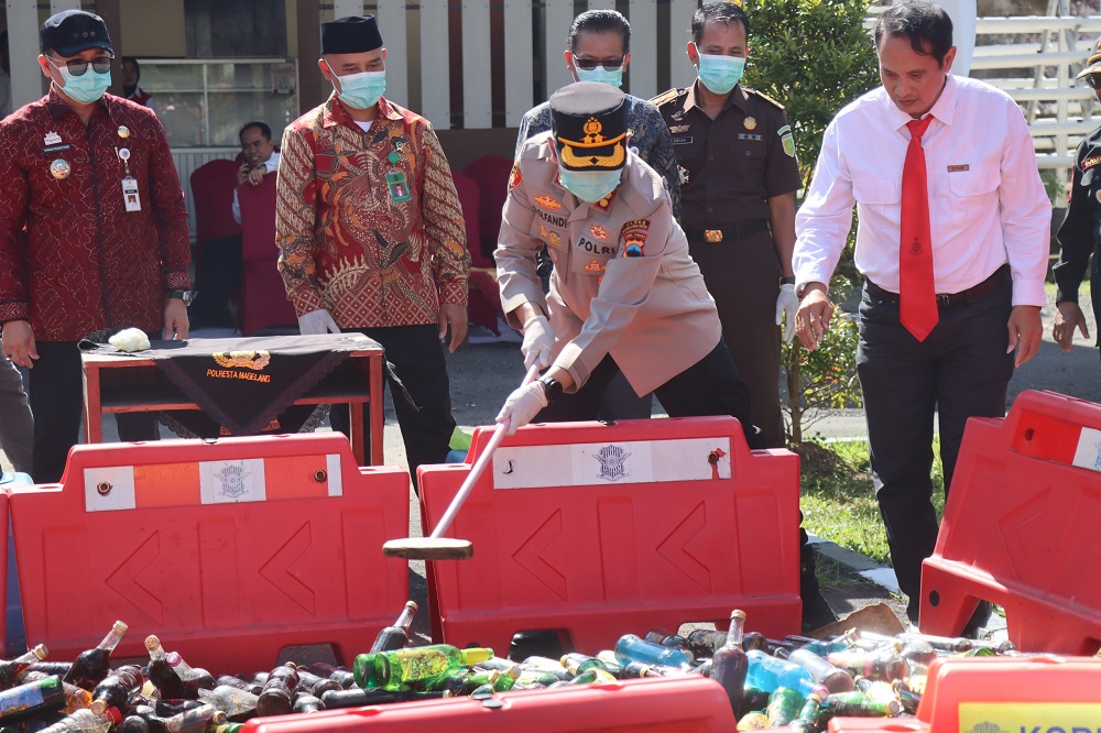 Kapolres Magelang Kota AKBP Dikri Olfandi bersama Wali Kota Magelang Damar Prasetyono saat pemusnahan barang bukti minuman keras.