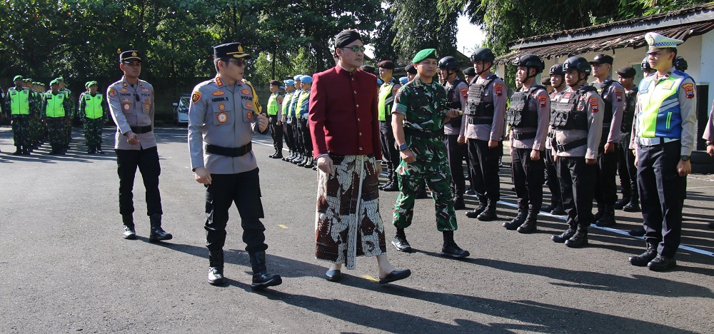 Bupati Magelang Grengseng Pamuji dan Kapolresta Magelang Kombes Pol Herbin Sianipar saat Apel Gelar Pasukan Operasi Ketupat Candi 2026, Kamis (12/3/2026).