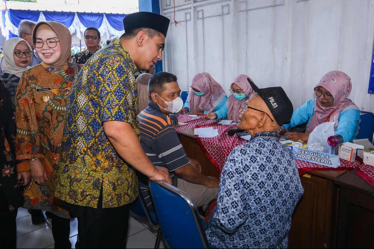 Wakil Gubernur Jawa Tengah Taj Yasin menyapa warga yang tengah memeriksakan kesehatan gratis di Terminal Sukoharjo, Kamis (12/3/2026). 
