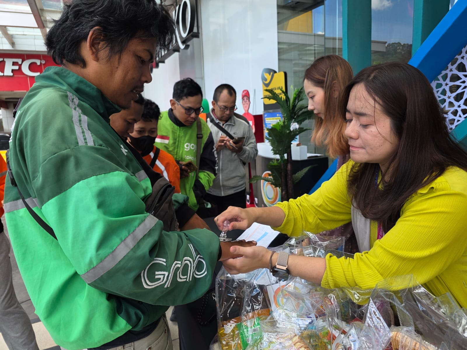 Artos Mall Magelang memberikan paket sembako kepada para driver ojek online di Magelang.   