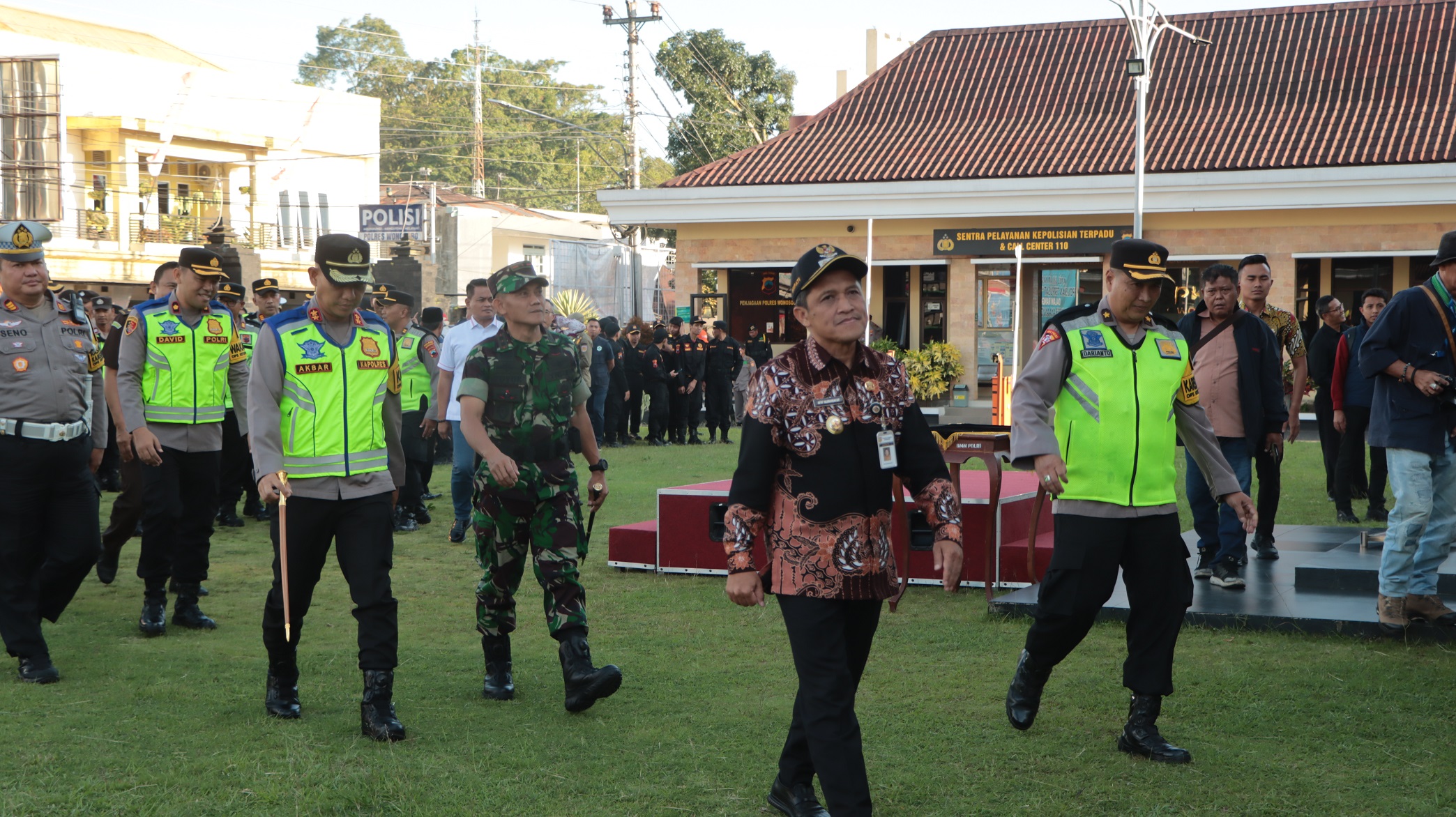 Kapolres Wonosobo AKPB M Kasim Akbar Bantilan bersama Bupati Afif Nurhidayat dalam apel operasi Ketupat Candi, Kamis (12/3/2026).