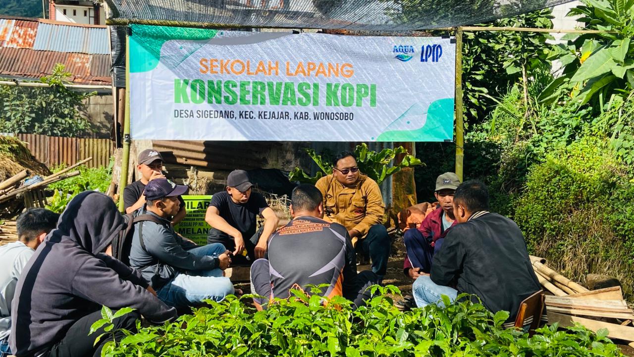 PT Tirta Investama mengadakan program pendampingan sebagai upaya konservasi lingkungan di 10 desa di Wonosobo.