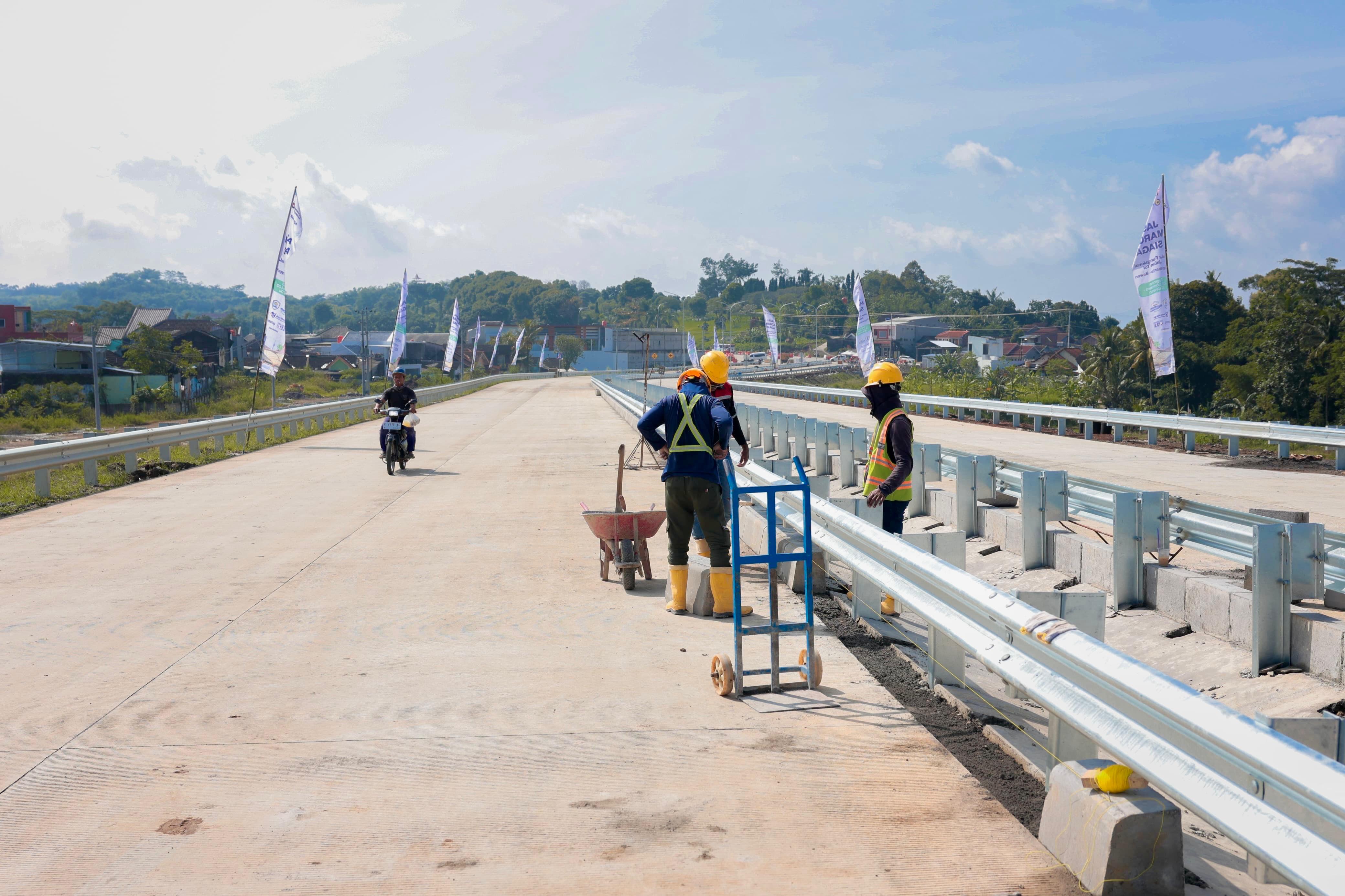 Pekerja sedang menyelesaikan pembangunan jalan tol kawasan Ambarawa, Kabupaten Semarang.
