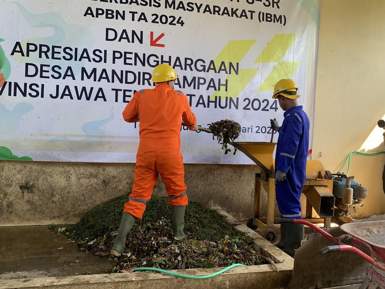 Petugas sedang mencacah sampah rumah tangga di TPS3R.