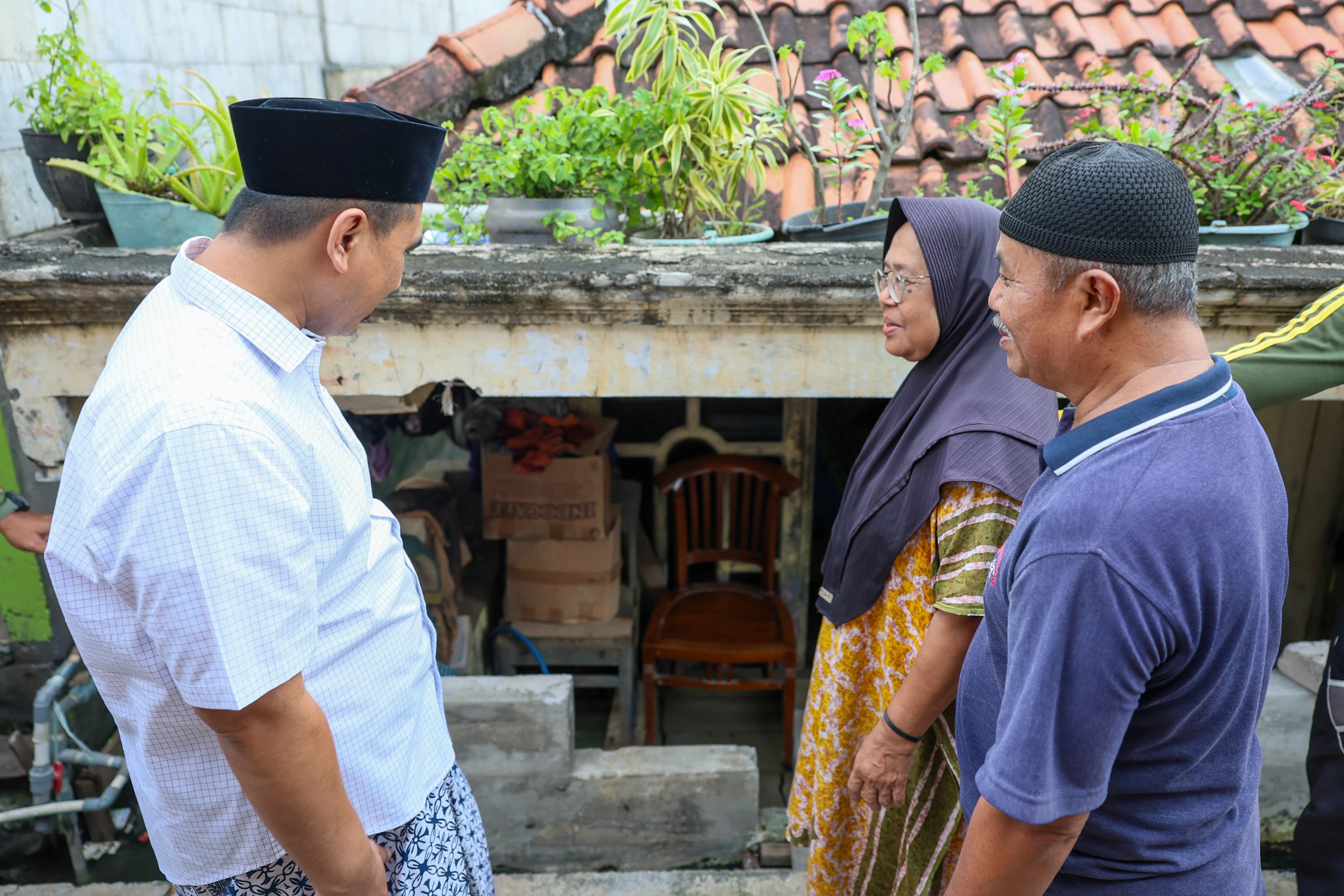 Wakil Gubernur Jateng Taj Yasin mengunjungi rumah warga Kongsi, Desa Purworejo, Kecamatan Bonang, Kabupaten Demak yang terkena rob, Kamis (12/3/2026). 