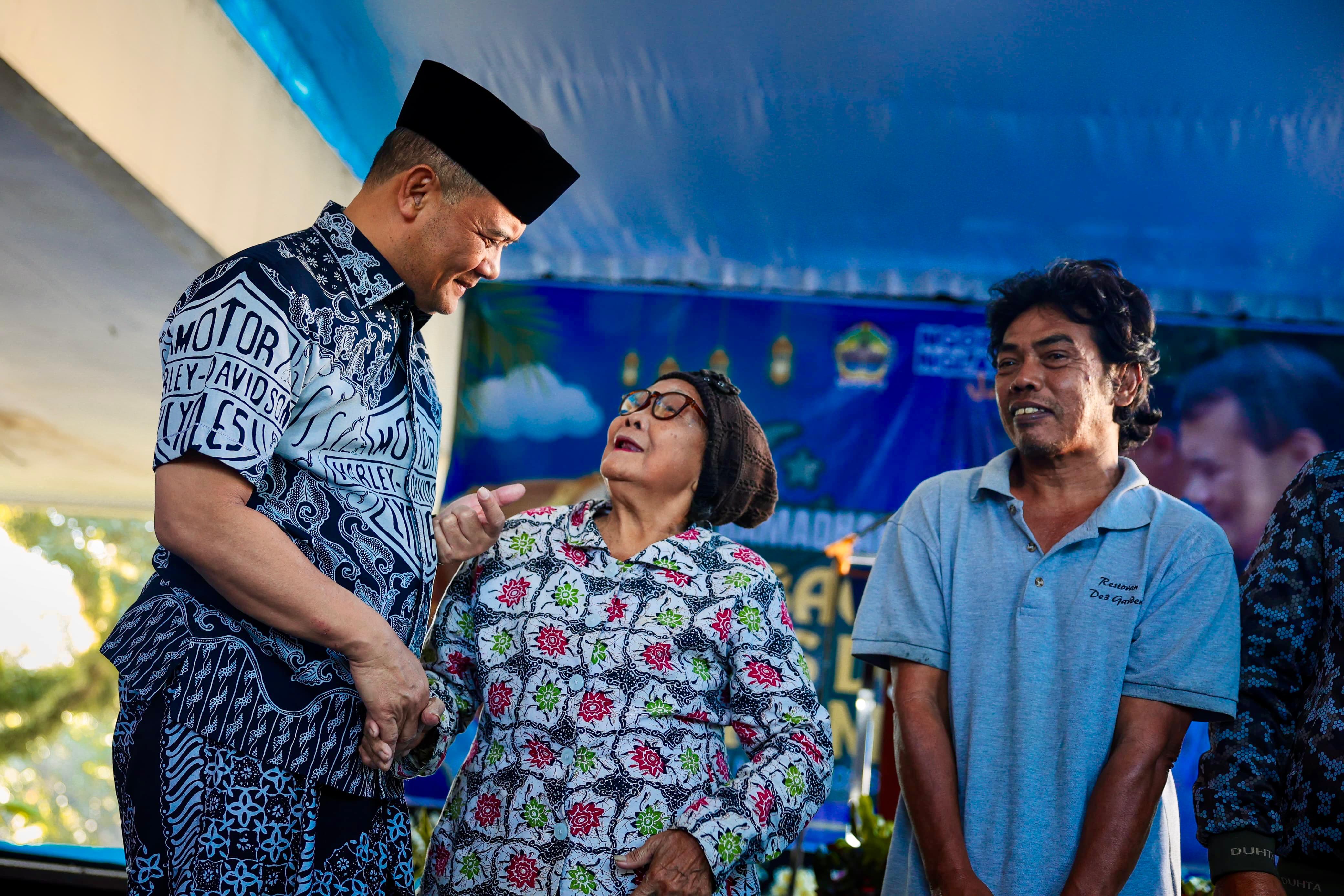 Gubernur Ahmad Luthfi bersama kelompok pekerja informal di kantor Distanak Jateng di  Tarubudaya Ungaran, Jumat (13/3/2026) yang mendapatkan bantuan.
