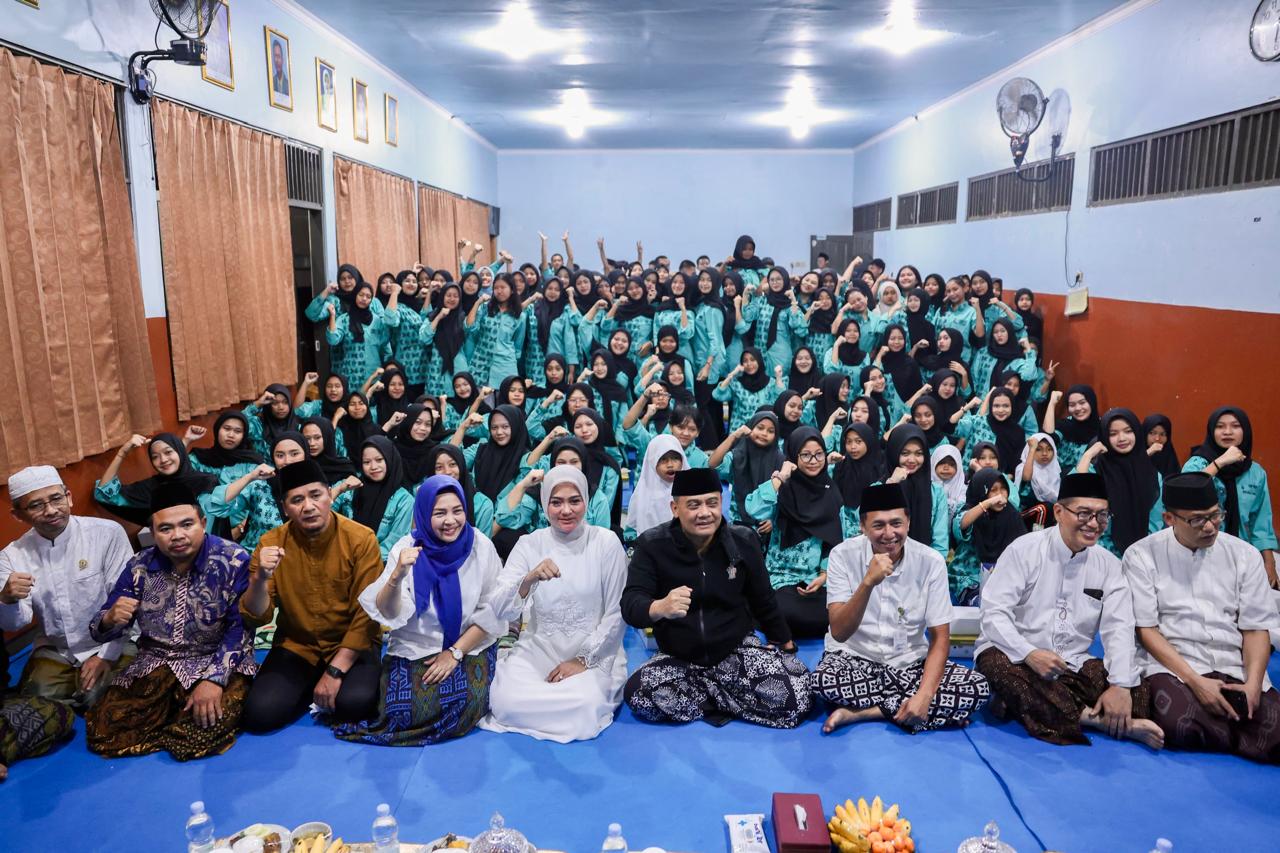 Gubernur Jawa Tengah Ahmad Luthfi, berbuka puasa bersama ratusan anak Panti Pelayanan Sosial Anak (PPSA) Woro Wiloso di Kota Salatiga, Jumat (13/3/2026).