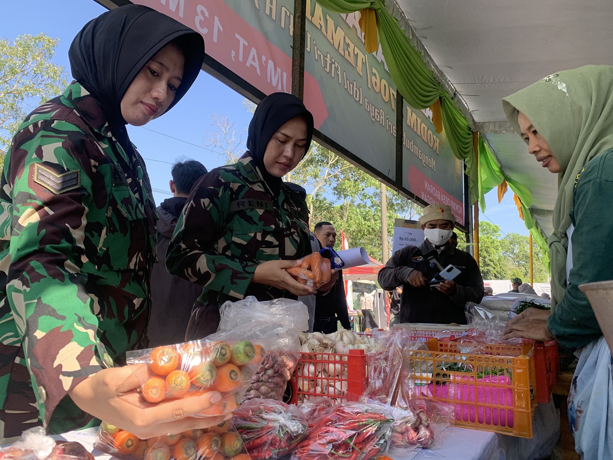 Pembeli memilih produk UMKM dalam bazar Ramadan di KDMP Desa Badran, Jumat (13/3/2026).