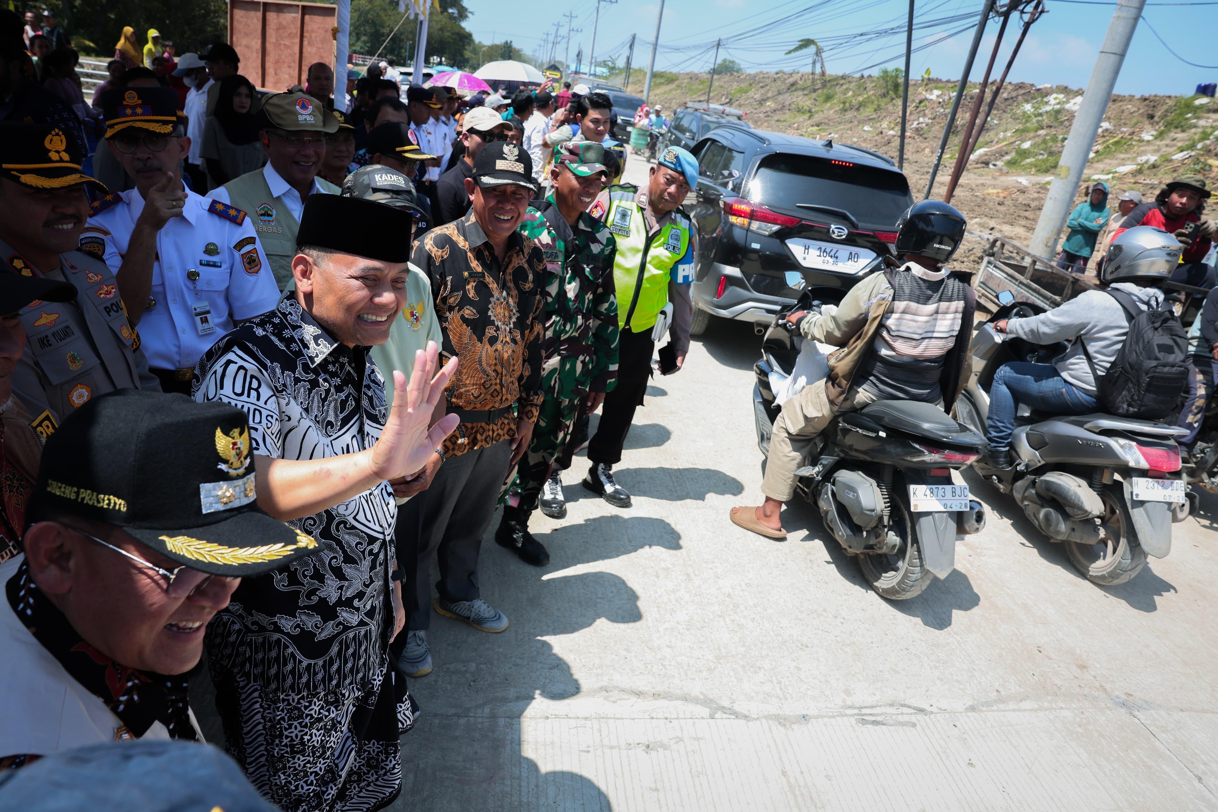 Gubernur Jawa Tengah Ahmad Luthfi membuka jalur Semarang -Godong yang sempat ditutup akibat tanggul Sungai Tuntang jebol, Jumat (13/3/2026). 