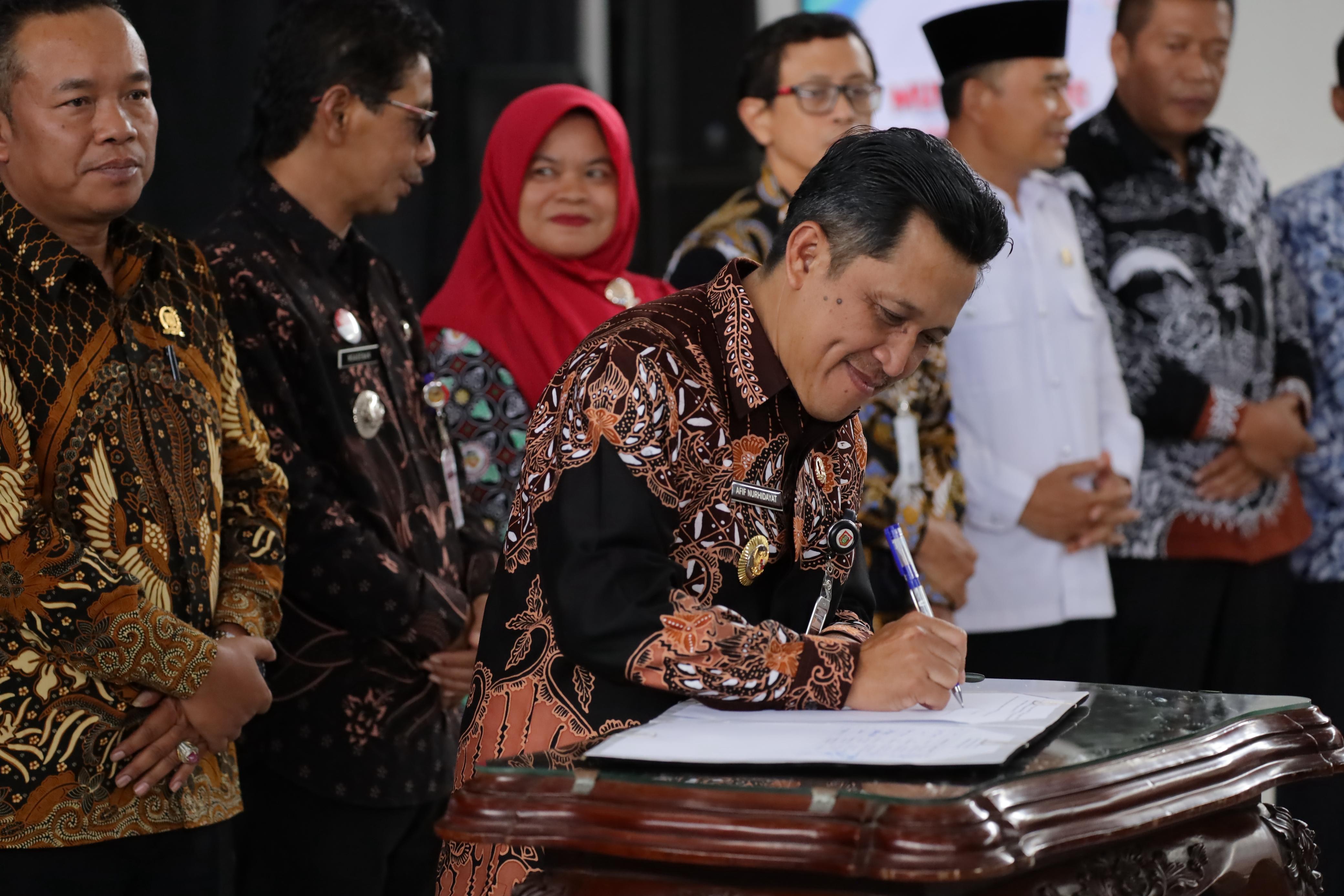 Bupati Wonosobo Afif Nurhidayat menandatangani dokumen dalam musrenbang RKPD tahun 2027, Kamis (12/3/2026) di Sasana Adipura Kencana. 