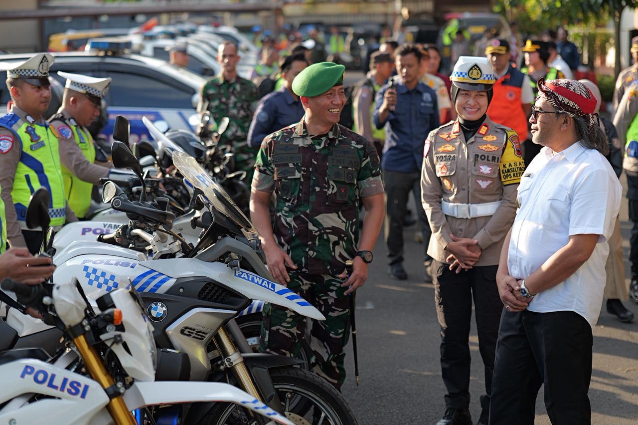 Bupati Temanggung Agus Setyawan bersama Dandim 0706 Letkol Inf Hermawan Adi Nugroho dan Kasatlantas AKP Yosra Meidicta Mandung usai apel Operasi Ketupat Candi 2026 di halaman Polres Temanggung. 