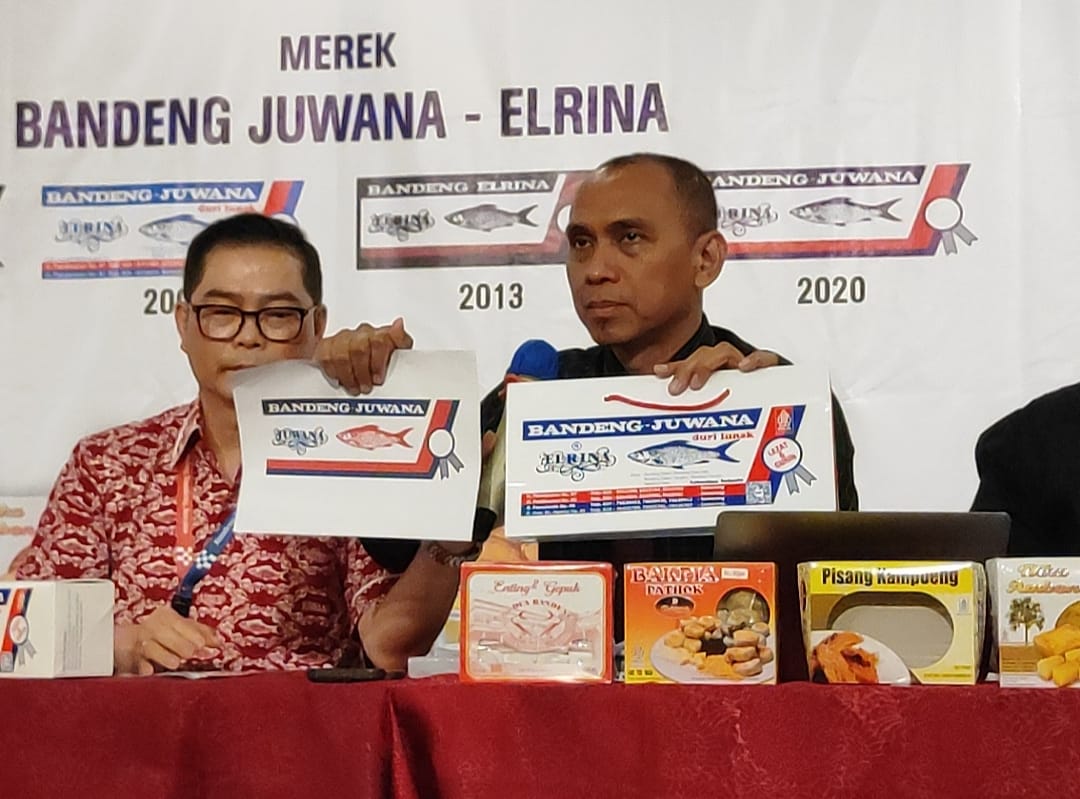 Direktur Utama PT Bandeng Juwana Arif Honggowijoyo Kusmadi dan Kuasa Hukum Haposan Gilbert Manurung menunjukkan perbedaan merek dan logo Bandeng Juwana Elrina dan Bandeng Juwana Indonesia.