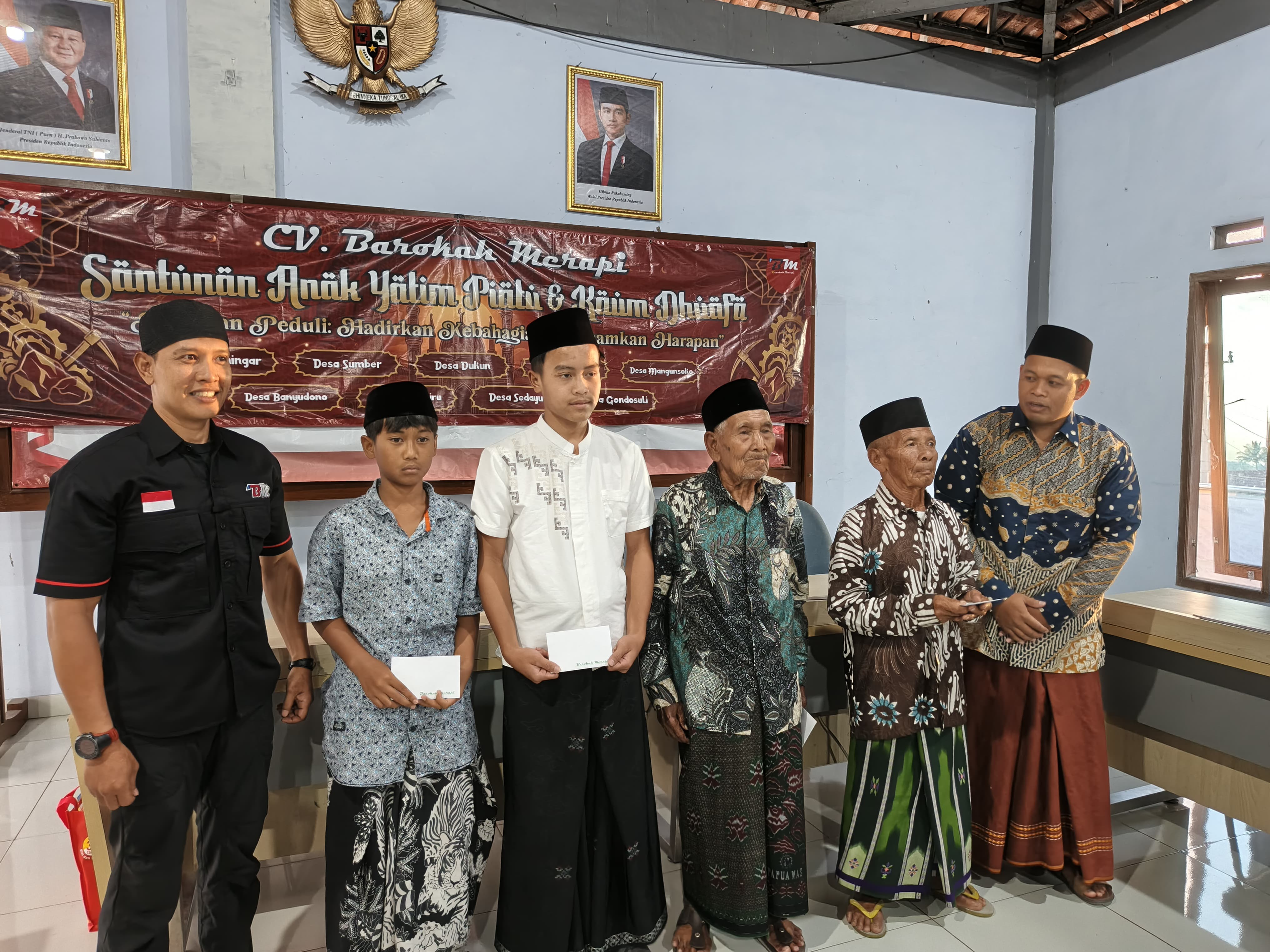 CV Barokah Merapi menyerahkan santunan bagi anak yatim piatu dan kaum dhuafa di Kabupaten Magelang sebagai bagian dari program corporate social responsibility, Jumat (13/3/2026).