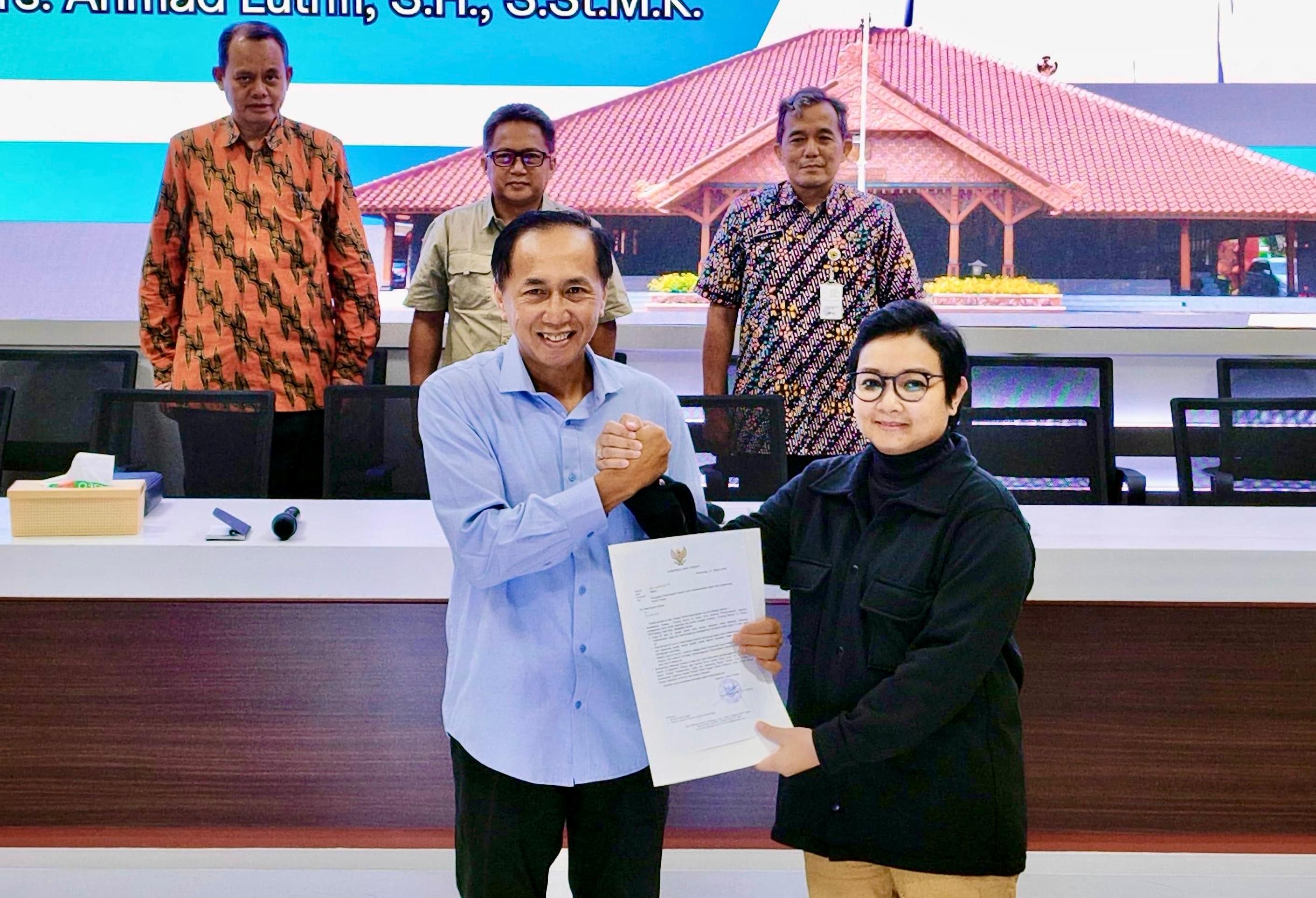 Asisten Pemerintahan dan Kesejahteraan Rakyat Sekretaris Daerah Jawa Tengah, Iwanuddin Iskandar menyerahkan SK kepada Wabup  Ammy Amalia Fatma yang ditunjuk menjadi Plt Bupati Cilacap, Minggu (15/3).