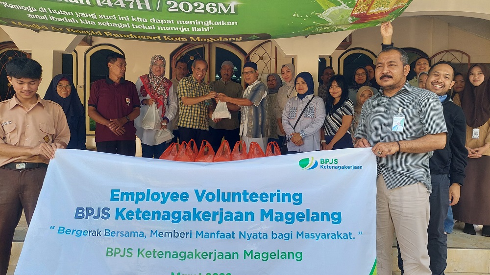 Kepala BPJS Ketenagakerjaan Cabang Magelang Verry K Boekan didampingi para karyawan membagikan takjil kepada jamaah Masjid Ar-Rasyid Magelang, Jumat (13/3/202