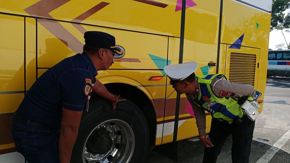 Petugas Dishub dan Satlantas Polres Magelang Kota mengecek kelaikan angkutan mudik di Terminal Tidar Magelang, Senin (16/3/2026).  