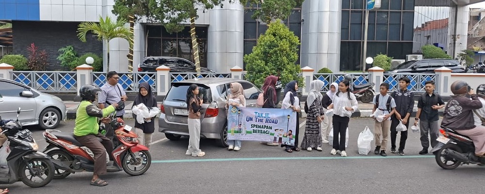 Para siswa SMPN 8 Magelang saat bagi-bagi takjil on the road.   