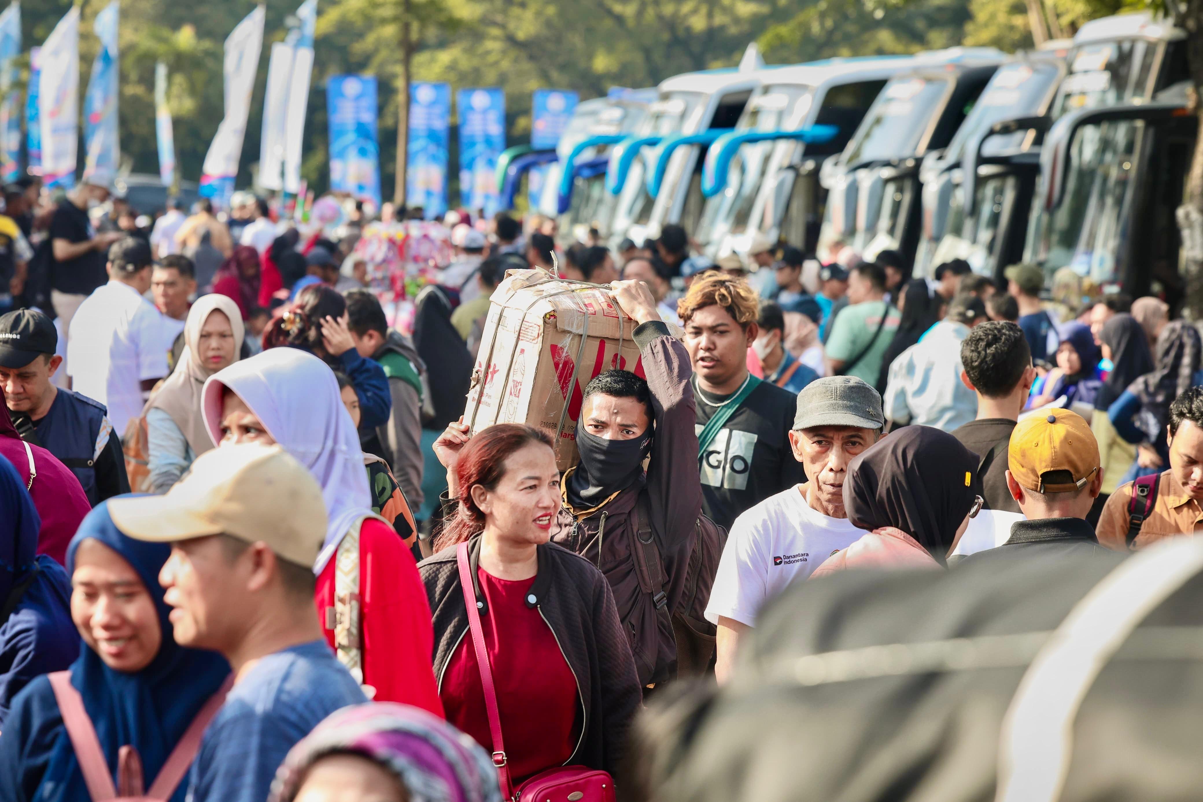 Ribuan pekerja yang merantau di Jakarta ikut mudik gratis yang difasilitasi oleh Pemrov Jawa Tengah.